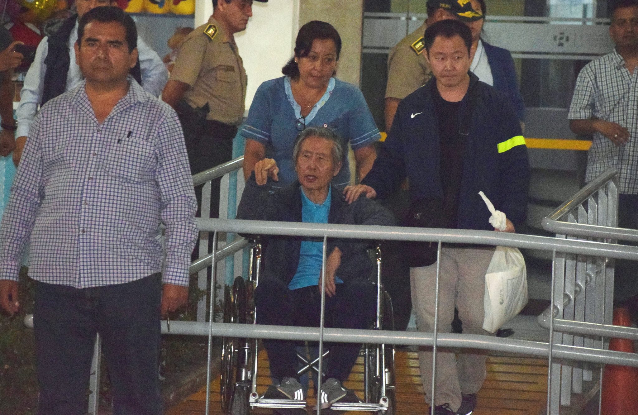 Former Peruvian President Alberto Fujimori (C) accompanied by his son Kenji Fujimori (R) leaves the Centenario hospital in Lima, Peru, January 4, 2018. REUTERS/Alexis Pasquel