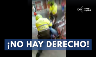 El video muestra el momento en que dos policías agreden a hombre en silla de rudas