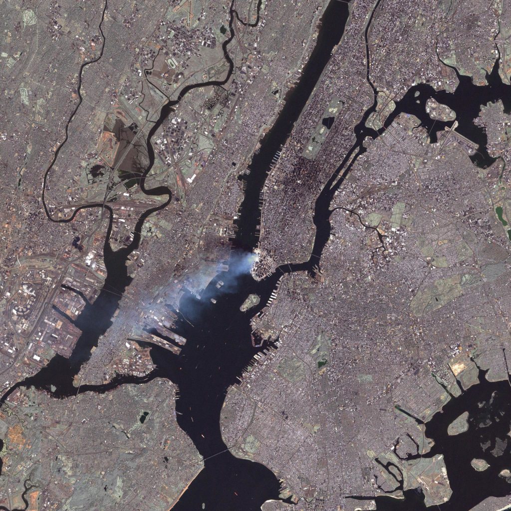 Todavía se puede ver humo en el sitio alrededor de las 11:30 am del 12 de septiembre, en esta imagen del satélite Landsat 7.