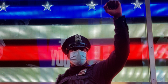 Policías de Nueva York y Nueva Jersey se arrodillan en solidaridad protesta